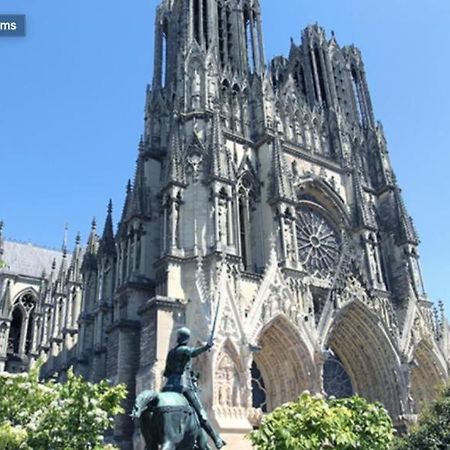 EUGENE - Appartement cosy aux pieds de la cathédrale Reims Extérieur photo